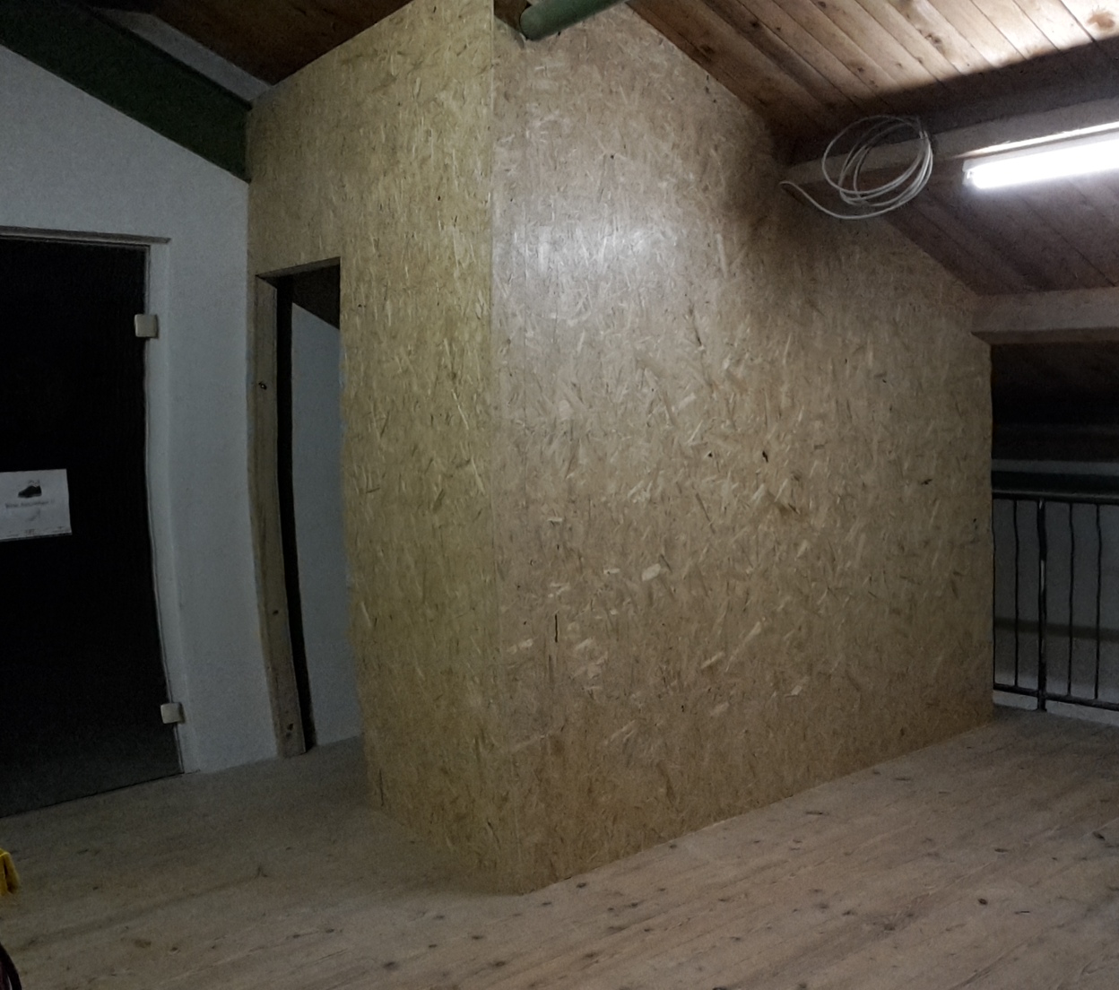 Auch der Umkleidebereich mit Spiegel und Schminktisch ist jetzt fertiggestellt.